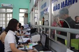 Người dân làm thủ tục khám chữa bệnh tại Trung tâm Y tế huyện Tam Dương, tỉnh Vĩnh Phúc. (Ảnh: Nguyễn Thảo/TTXVN)