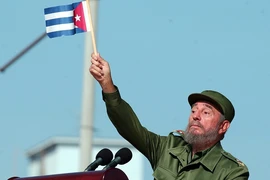 Lãnh tụ Cuba Fidel Castro phát biểu trước hàng nghìn người dân bên ngoài Văn phòng đại diện quyền lợi của Mỹ ở La Habana (Cuba) ngày 21/6/2004. (Nguồn: EPA/TTXVN)