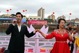 Màn song ca giữa nam ca sỹ Việt Nam và nữ ca sỹ Trung Quốc. (Ảnh: Đức Hiếu/TTXVN)