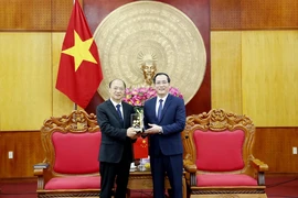 Lãnh đạo Ủy ban Nhân dân tỉnh Lạng Sơn và lãnh đạo Chính phủ Nhân dân Khu Tự trị Dân tộc Choang Quảng Tây (Trung Quốc) trao tặng vật phẩm lưu niệm. (Ảnh: Quang Duy/TTXVN)