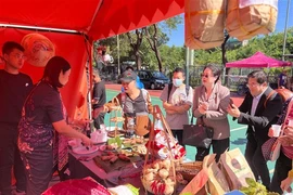 Khách tham quan nếm thử món ngon Việt Nam tại Lễ hội Ẩm thực Quốc tế Hong Kong (Trung Quốc). (Ảnh: Mạc Luyện/TTXVN)