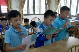 Học sinh cấp Tiểu học tại Vĩnh Phúc tập hát Trống quân Đức Bác. (Ảnh: TTXVN phát)