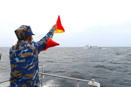 Hải quân hai nước huấn luyện cờ tay trong quá trình tuần tra. (Ảnh: TTXVN phát)