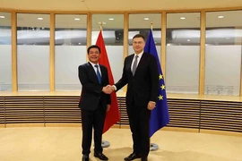 Bộ trưởng Bộ Công Thương Nguyễn Hồng Diên và Phó Chủ tịch EC kiêm Cao ủy Thương mại EU Valdis Dombrovskis. (Ảnh: Hương Giang/TTXVN)