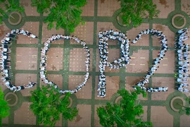 200 học sinh trường Trung học phổ thông Lương Thế Vinh xếp hình cổ động Hội nghị thượng đỉnh Liên hợp quốc về biến đối khí hậu (gọi tắt là COP 21). (Nguồn: Vietnam+)