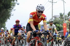 Các vận động viên xuất phát khởi tranh chặng 1 giải Giải đua xe đạp Nam Kỳ Khởi Nghĩa. (Ảnh: Thanh Vũ/TTXVN)