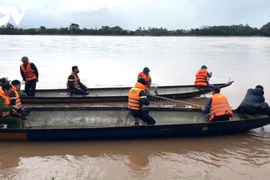 Lực lượng chức năng tìm kiếm người mất tích trên sông.(Nguồn: VOV)