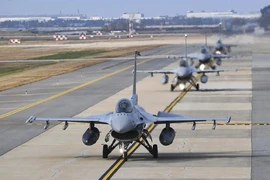 Các chiến đấu cơ KF-16 tại căn cứ không quân ở Gunsan, tỉnh Bắc Jeolla (Hàn Quốc), khi Mỹ và Hàn Quốc khởi động cuộc tập trận không quân chung ngày 31/10/2022. (Ảnh: Yonhap/TTXVN) 