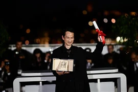 Đạo diễn Trần Anh Hùng đoạt giải Đạo diễn xuất sắc nhất cho bộ phim "La Passion de Dodin Bouffant" tại Lễ Bế mạc Liên hoan phim Cannes lần thứ 76 ở Pháp, tối 27/5/2023. (Ảnh: AFP/TTXVN)