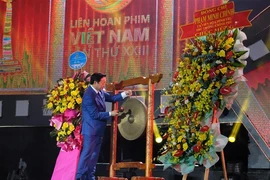 Phó Thủ tướng Trần Hồng Hà đánh cồng khai mạc Liên hoan phim Việt Nam lần thứ 23. (Ảnh: Nguyễn Dũng/TTXVN)