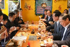 Chủ tịch nước Võ Văn Thưởng và Phu nhân cùng các quan khách Nhật Bản thưởng thức món ăn đặc trưng của Việt Nam. (Nguồn: VOV)