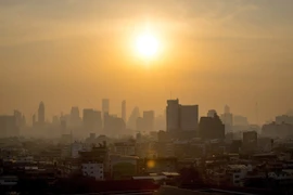 Khói mù bao trùm tại thủ đô Bangkok (Thái Lan) ngày 27/1/2023. (Ảnh: AFP/TTXVN)