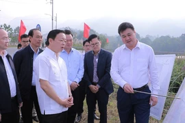 Phó Thủ tướng Chính phủ Trần Hồng Hà cùng Đoàn Công tác thăm Khu Công nghiệp Thanh Bình, xã Thanh Thịnh, huyện Chợ Mới, nghe báo cáo về quy hoạch phát triển các khu công nghiệp. (Ảnh TTXVN phát)