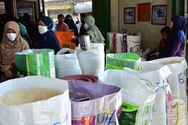 Gạo được bày bán tại cửa hàng ở Narathiwat (Thái Lan). (Ảnh: AFP/TTXVN)