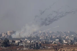 Rocket được phóng từ Dải Gaza hướng về lãnh thổ Israel ngày 1/12/2023. (Ảnh: AFP/TTXVN)