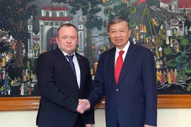 Bộ trưởng Bộ Công an Tô Lâm với Chủ tịch Ủy ban Giám định Tư pháp quốc gia Cộng hòa Belarus Volkov Alekxei Aleksandrovich. (Ảnh: Phạm Kiên/TTXVN)