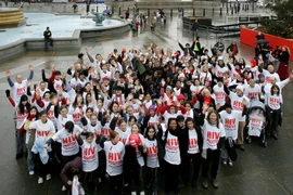 Các em học sinh tham gia cuộc tuần hành nhân ngày thế giới phòng chống AIDS (1/12) tại London, Anh. (Ảnh: AFP/TTXVN)