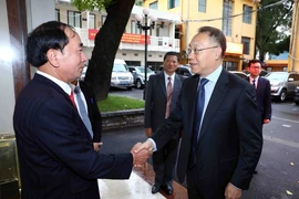 Thượng tướng Trần Quốc Tỏ, Thứ trưởng Bộ Công an (bên trái) đón Phó Tổng Thư ký Uỷ ban Chính pháp Trung ương Đảng Cộng sản Trung Quốc Dương Xuân Lôi. (Ảnh: Phạm Kiên/TTXVN)