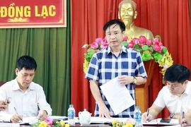 Thường trực Hội đồng Nhân dân huyện Chương Mỹ giám sát tại xã Đồng Lạc. (Ảnh: Nguyễn Cúc/TTXVN)