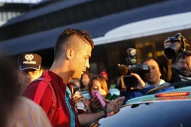 Cristiano Ronaldo gọi taxi về nhà sau khi về tới quê hương