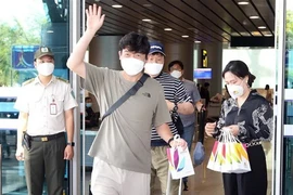 Các hành khách Hàn Quốc được chào đón, tặng quà khi xuống Sân bay quốc tế Đà Nẵng. (Ảnh: Trần Lê Lâm/TTXVN)