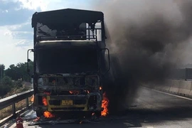 Hiện trường vụ cháy xe tải trên cao tốc Vĩnh Hảo-Phan Thiết chiều 29/11. (Nguồn: Báo Bình Thuận)
