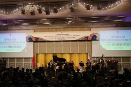 Biểu diễn âm nhạc tại Lễ kỷ niệm 50 năm thiết lập quan hệ ngoại giao Việt Nam-Nhật Bản. (Ảnh: Thống Nhất/TTXVN)