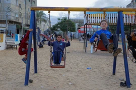 Các em nhỏ vui đùa tại sân chơi ở Rafah, Dải Gaza. (Ảnh: THX/TTXVN)