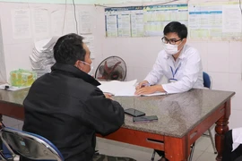 Người nhiễm HIV tới cơ sở y tế kiểm tra sức khỏe, lấy thuốc theo định kỳ. (Ảnh: Đinh Hương/TTXVN)