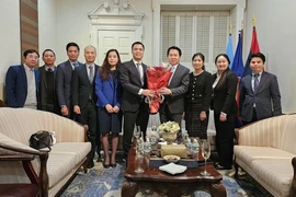 Hai phái đoàn đại diện thường trực Việt Nam và CHDCND Lào tại Liên hợp quốc chụp ảnh lưu niệm. (Ảnh: TTXVN phát)