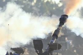 Quân đội Israel bắn đạn pháo về phía Dải Gaza ngày 2/12/2023. (Ảnh: THX/TTXVN)