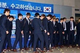 [Video] Các cầu thủ Hàn Quốc bị người hâm mộ ném kẹo cứng