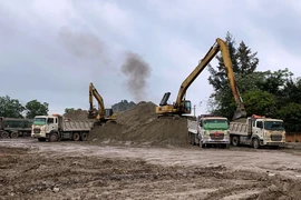 Dự án Cao tốc Mỹ Thuận-Cần Thơ vẫn thiếu nguồn vật liệu cát đắp nền đường. (Ảnh: Việt Hùng/Vietnam+)