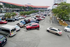 Ôtô xếp trong sân đỗ tại Nhà ga T1 Sân bay Quốc tế Nội Bài. (Ảnh: PV/Vietnam+)