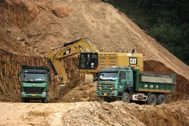Nhà thầu chở đất tại một mỏ vật liệu phục vụ thi công cho Dự án Cao tốc Bắc-Nam. (Ảnh: Việt Hùng/Vietnam+)