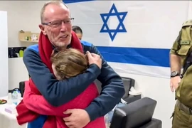 ột con tin Israel đoàn tụ với người thân sau khi được Hamas trả tự do ngày 25/11/2023. (AFP/TTXVN)