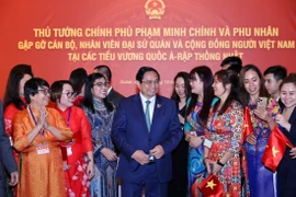 Thủ tướng Phạm Minh Chính và Phu nhân với cộng đồng người Việt Nam tại UAE. (Ảnh: Dương Giang/TTXVN)