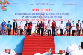 Bà Đào Hồng Lan, Bộ trưởng Bộ Y tế trao quà cho các cá nhân bị nhiễm HIV/AIDS tại lễ míttinh. (Ảnh: Hoàng Ngọc/TTXVN) 