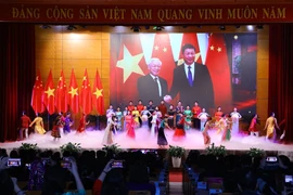 Chương trình văn nghệ giao lưu hữu nghị Việt Nam-Trung Quốc. (Ảnh: Văn Điệp/TTXVN) 