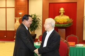 Tổng Bí thư Nguyễn Phú Trọng và Chủ tịch Đảng Nhân dân Campuchia Samdech Techo Hun Sen. (Ảnh: Trí Dũng/TTXVN) 