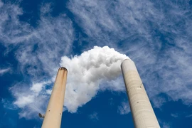 Khí thải từ nhà máy điện than ở New Haven, Tây Virginia, Mỹ. (Ảnh: AFP/TTXVN) 
