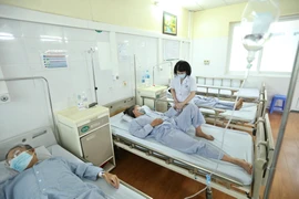 Điều trị cho bệnh nhân mắc sốt xuất huyết tại Hà Nội. (Ảnh: Minh Quyết/TTXVN)