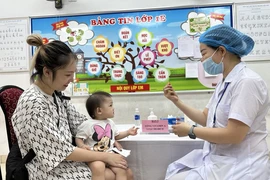 Cho trẻ uống bổ sung vitamin A tại Hà Nội. (Ảnh: T.G/Vietnam+)