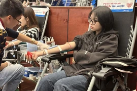 Các bạn trẻ tham gia hiến máu tại Ngày hội hiến máu Trái tim tình nguyện. (Ảnh: T.G/Vietnam+)