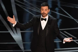 Jimmy Kimmel dẫn chương trình tại lễ trao giải Oscar lần thứ 89. (Ảnh: AFP/TTXVN)