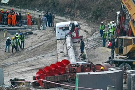 Hoạt động cứu hộ được thực hiện nhằm nỗ lực giải cứu 41 công nhân mắc kẹt sau vụ sập đường hầm cao tốc tại bang Uttarakhand, Ấn Độ. (Ảnh: AFP/TTXVN)