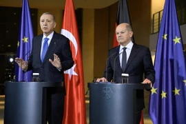 Thủ tướng Đức Olaf Scholz (phải) trong cuộc họp báo chung với Tổng thống Thổ Nhĩ Kỳ Recep Tayyip Erdogan tại Berlin, ngày 17/11. (Ảnh: AFP/TTXVN)