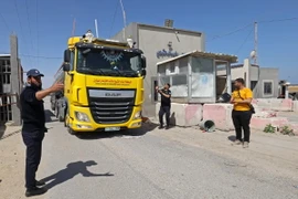 Xe tải đi qua cửa khẩu Kerem Shalom giữa Gaza và Israel. (Ảnh: AFP/TTXVN) 