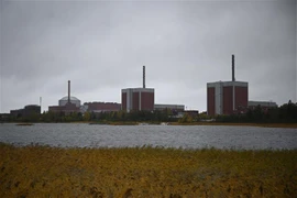 Lò phản ứng hạt nhân Olkiluoto 3 (trái) tại đảo Eurajoki, miền Tây Phần Lan. (Ảnh: AFP/TTXVN)