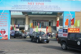 Đoàn xe diễu hành tuyên truyền phòng, chống HIV/AIDS. (Ảnh: Đinh Hằng/TTXVN)